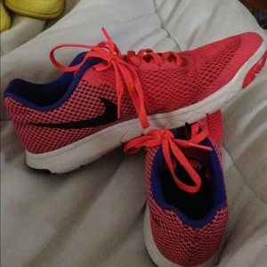Nike Women's Flex Experience RN 6 Size 7.5